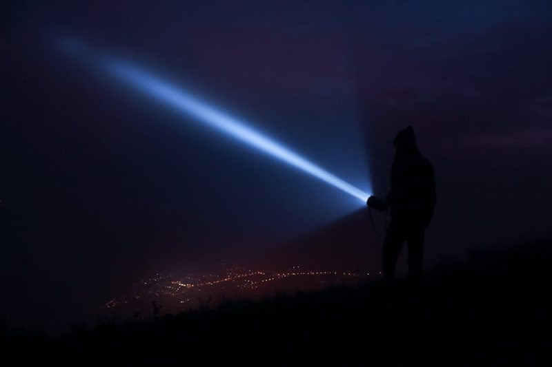 مصباح يدوي LED قوي